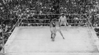 2. Juli 1921: Jack Dempsey und Georges Carpentiers kämpfen vor 80.000 Zuschauern um den Schwergewichts-Titel - der Kampf des Jahrhunderts spült mehr als eine Million Dollar in die Kasse.