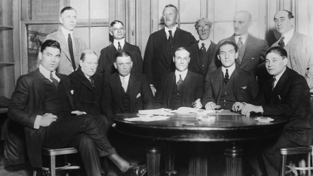 Machten den "Kampf des Jahrhunderts" fix (von links: Jack Dempsey, unbekannt, Manager Doc Kearns, Promoter Tex Rickard, Georges Carpentier, unebaknnt.