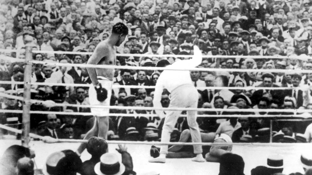 Die Entscheidung: Dempsey knockt Carpentier aus, der Ringrichter zählt den Franzosen aus