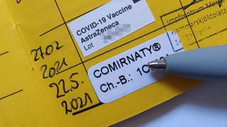 03.06.2021, Berlin: Ein Impfpass nach zwei erfolgten Impfungen gegen Covid-19 mit dem Vektor-Impfstoff von AstraZeneca und dem mRNA-Impfstoff von BiontechPfizer ist in Berlin zu sehen. Erst Astrazeneca und als zweite Dosis Biontech/Pfizer hat für Impflinge laut einer vorläufigen Charité-Auswertung wohl keine Nachteile bei Wirksamkeit und Verträglichkeit. Foto: Till Simon Nagel/dpa-tmn/dpa +++ dpa-Bildfunk +++