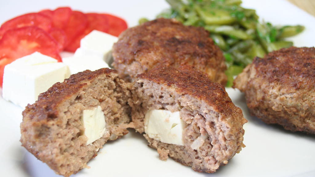Leckere Bifteki - traditionell griechische Hackfleisch-Buletten - lassen sich ganz einfach zubereiten.