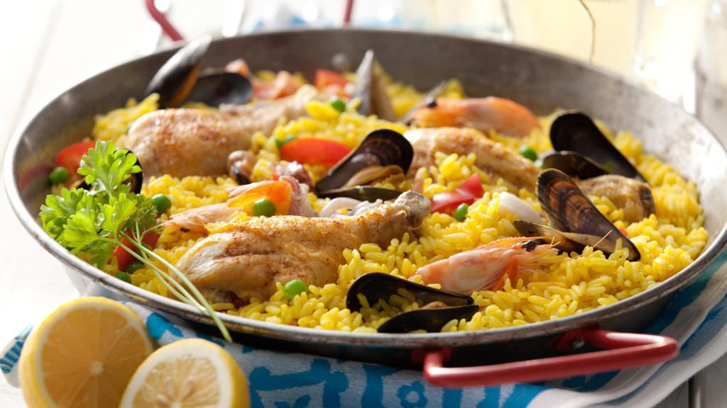 Paella ist das Nationalgericht der Spanier.