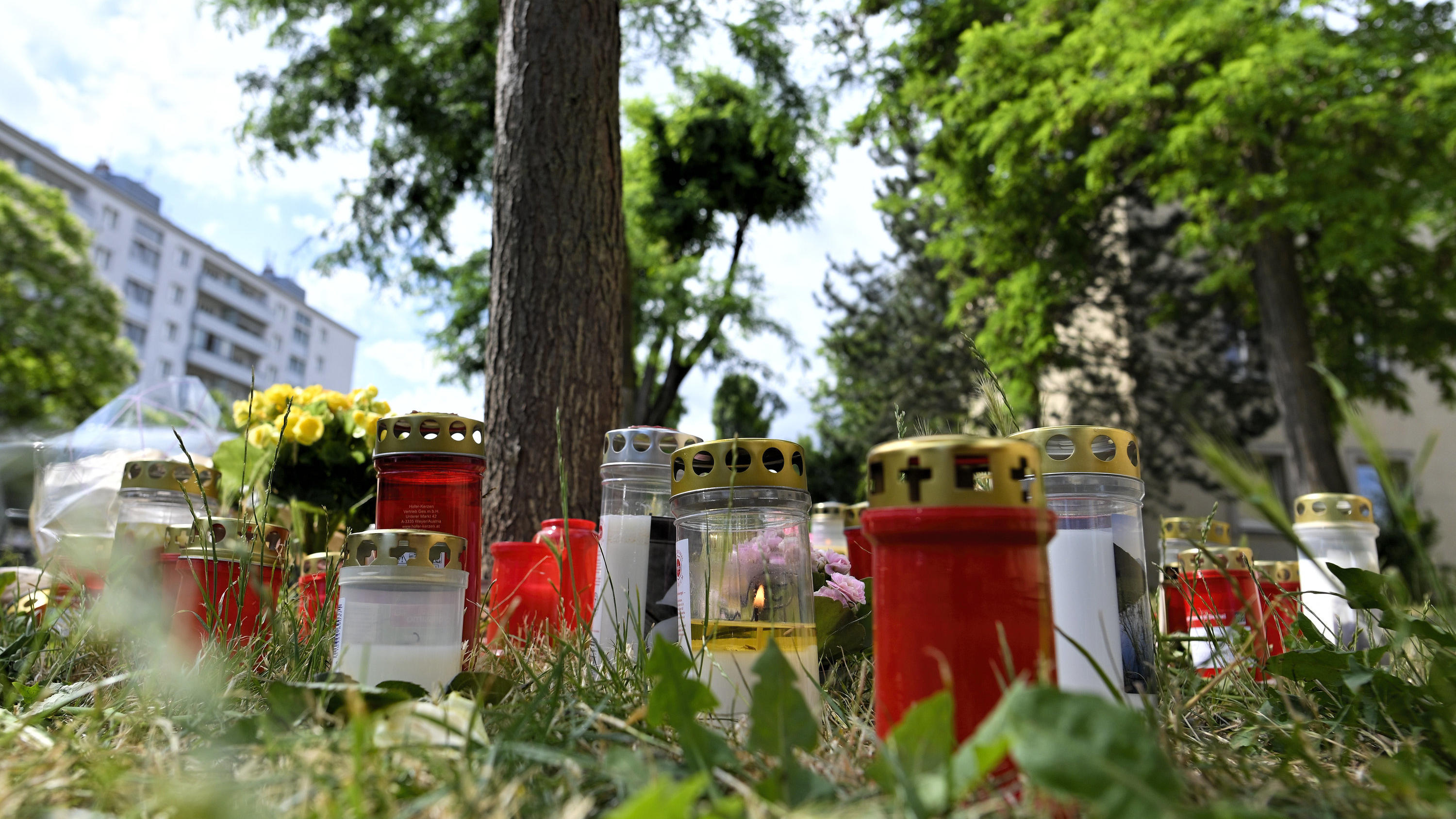 Nach Fund der Leiche einer 13-Jährigen in Wien stellten Bekannte und Angehörige Kerzen auf.