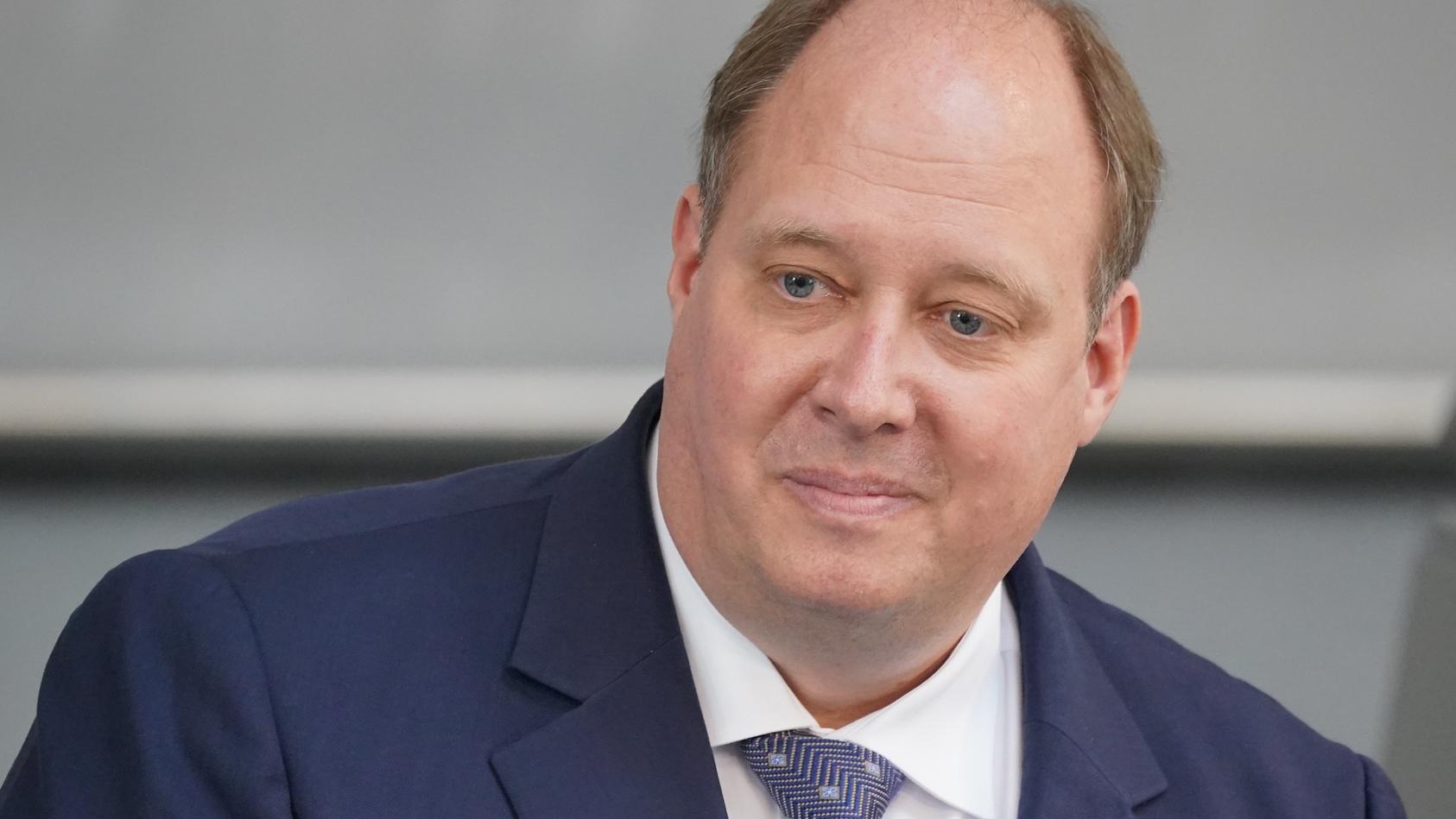 ARCHIV - 05.05.2021, Berlin: Helge Braun (CDU), Chef des Bundeskanzleramtes und Bundesminister für besondere Aufgaben, nimmt an der Befragung der Bundesregierung im Plenum im Bundestag teil. Braun macht Geimpften Hoffnung, dass es für sie auch bei ei
