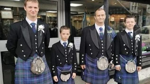 Paul Wayne con sus hijos Sandy, Marcus y Tarquin el día de su boda