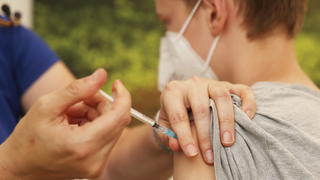 09.06.2021, Nordrhein-Westfalen, Viersen: Eine Kinderärztin impft einen Jungen mit dem Corona-Impfstoff Comirnaty von Biontech-Pfizer. Foto: David Young/dpa +++ dpa-Bildfunk +++