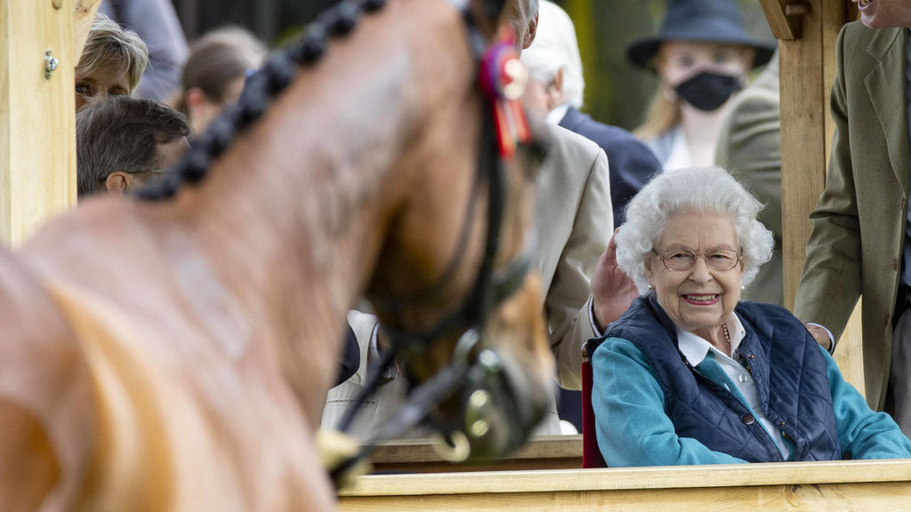 Beim Anblick der Pferde strahlt Queen Elizabeth