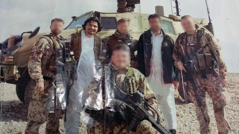 Übersetzer Ahmad Sultani mit deutschen Soldaten in Afghanistan