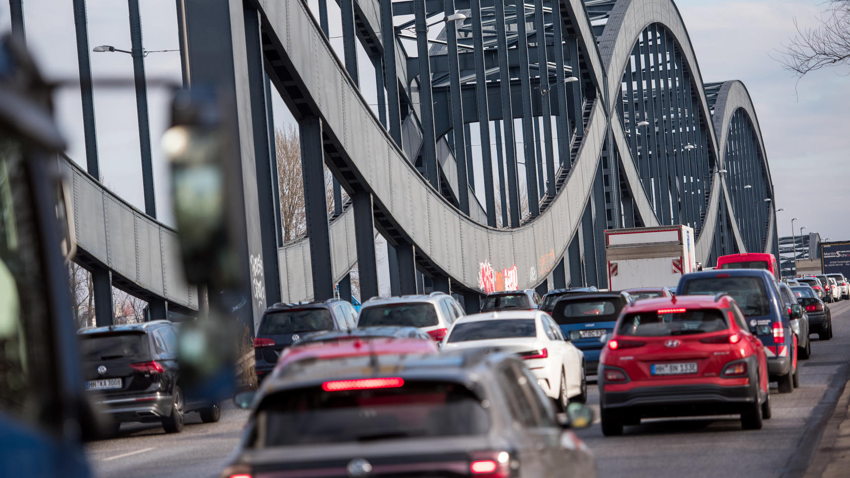 ARCHIV - 19.03.2021, Hamburg: Der Verkehr staut sich am Morgen im Stadtteil Veddel auf den Elbbrücken. Die nur wenige Kilometer lange Autobahn A255 muss nach Angaben der Bundesprojektgesellschaft Deges in den Sommerferien saniert werden. Es werden größere Verkehrsbehinderungen erwartet. Foto: Daniel Bockwoldt/dpa +++ dpa-Bildfunk +++