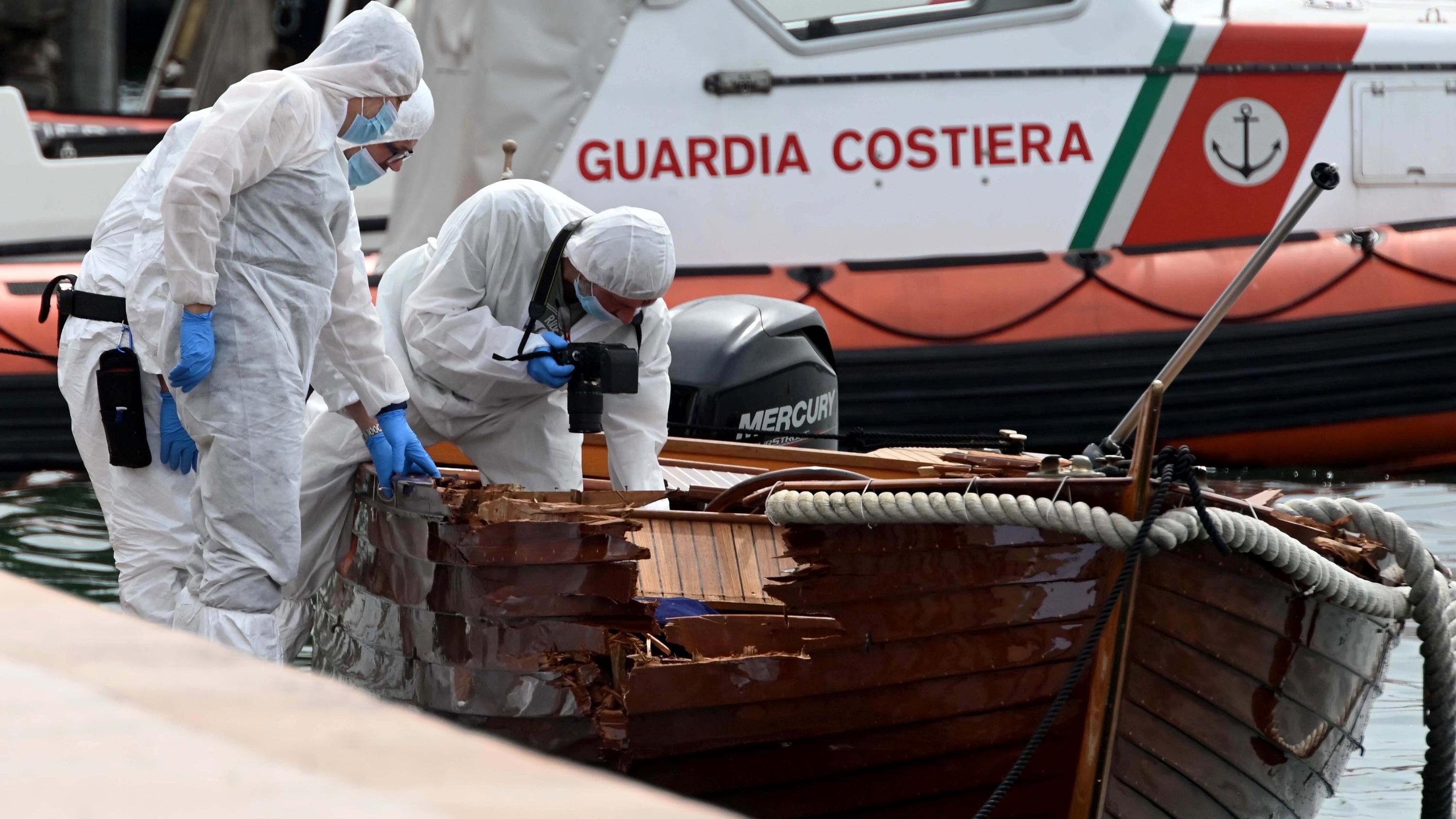Gardasee: Italienische Forensiker begutachten den Schaden an einem Boot. Die italienische Justiz hat im Fall des tödlichen Bootsunglücks auf dem Gardasee in Norditalien einen europäischen Haftbefehl gegen einen der zwei deut
