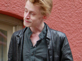 Sonderhonorar ! MACAULAY CULKIN macht mit einem weiblichen Fan in NY Fotos. - EXCLUSIVE TO INF. ALL-ROUNDER. February 8, 2012: Macaulay Culkin is photographed out in New York City. While out he stops to greet and take pictures with some fans. Mandatory Credit: Guillermo Bosch/INFphoto.com Ref.: infusny-223|sp|EXCLUSIVE TO INF. ALL-ROUNDER.