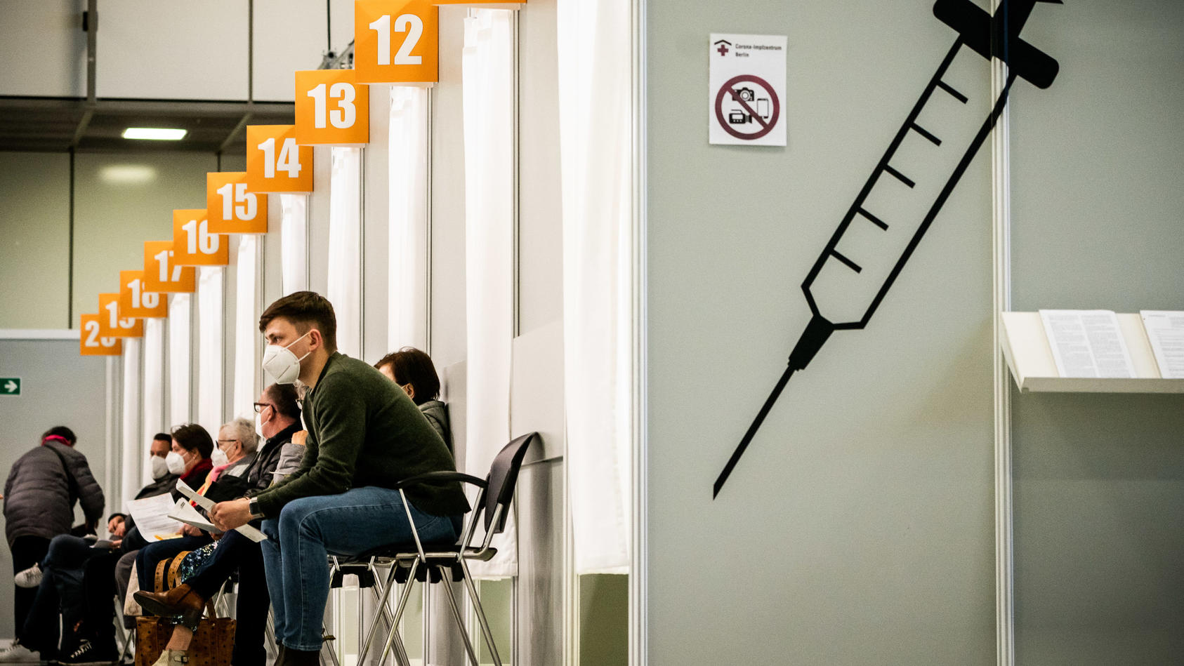 Berlin: Menschen warten im Corona-Impfzentrum auf dem Messegelände auf ihre Impfung. 