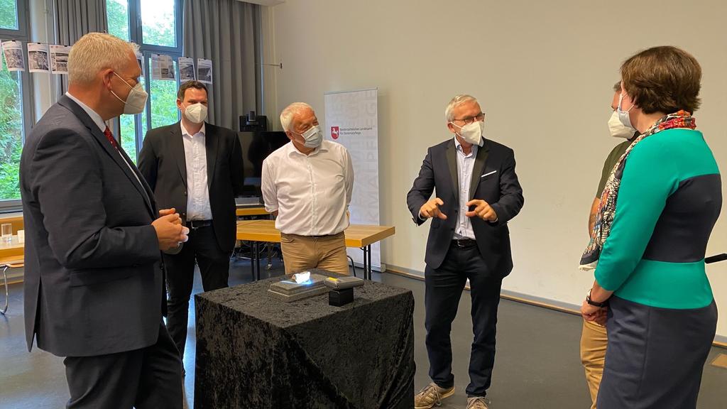 Ein kleiner Knochen sorgt für großen Wirbel in der Neandertaler-Forschung: am 06.07.21 werden neue Forschungsergebnisse rund um den Neandertaler vorgestellt.