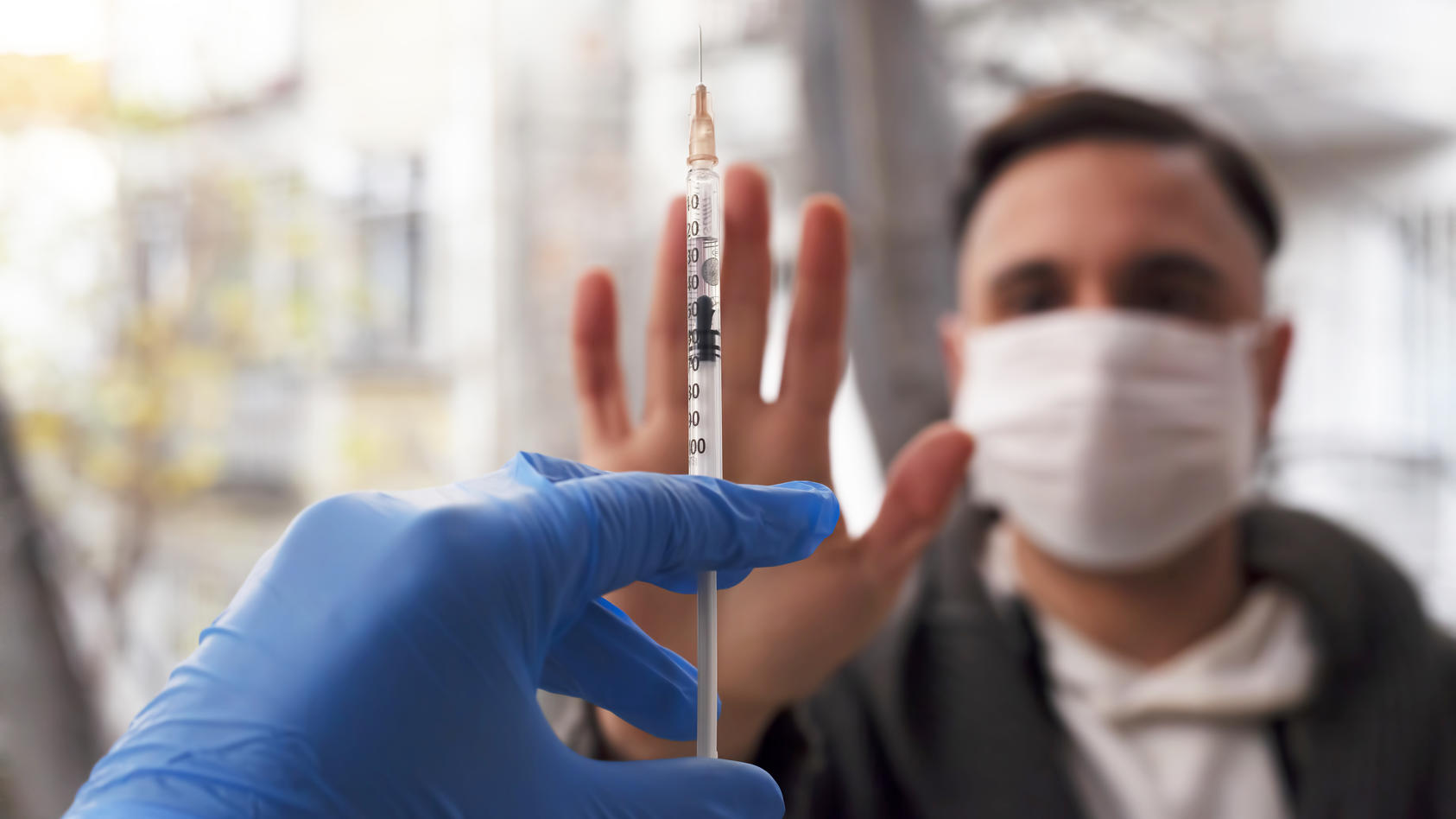 Wie sollte man sich eigentlich verhalten, wenn sich Freunde oder Verwandte als Impfgegner entpuppen?