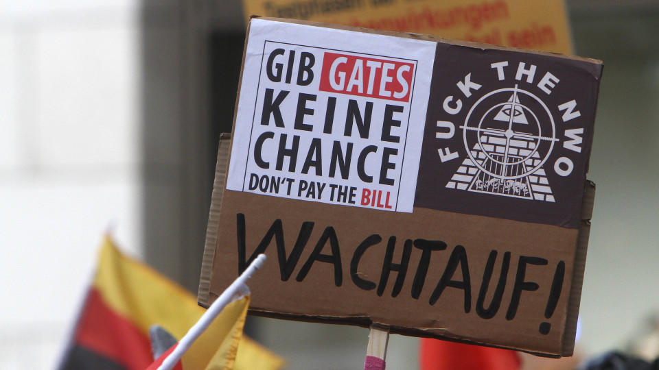 Demonstration und Kundgebung von wenigen hundert Teilnehmern der Initiative CRD Corona Rebellen Düsseldorf, darunter auch mutmaßliche Sympathisanten der Rechten Szene und Anhänger der Reichsbürger.