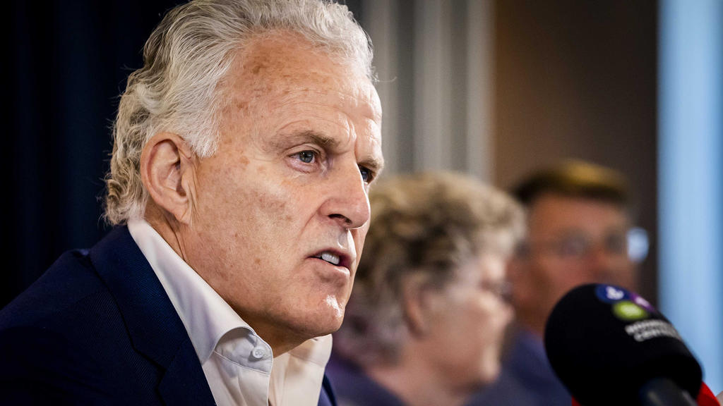 Kriminalreporter Peter R. de Vries spricht in Anwesenheit von Corrie und Adrie Groen vor der Presse über eine Reihe neuer Initiativen bei der Suche nach der seit 1993 vermissten Maastrichter Studentin Tanja Groen. (März 2021)