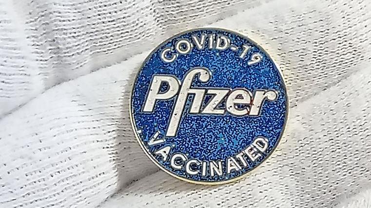 Die Impfung als modisches Accessoire. Online gibt es diese schicken Impf-Buttons zu bestellen