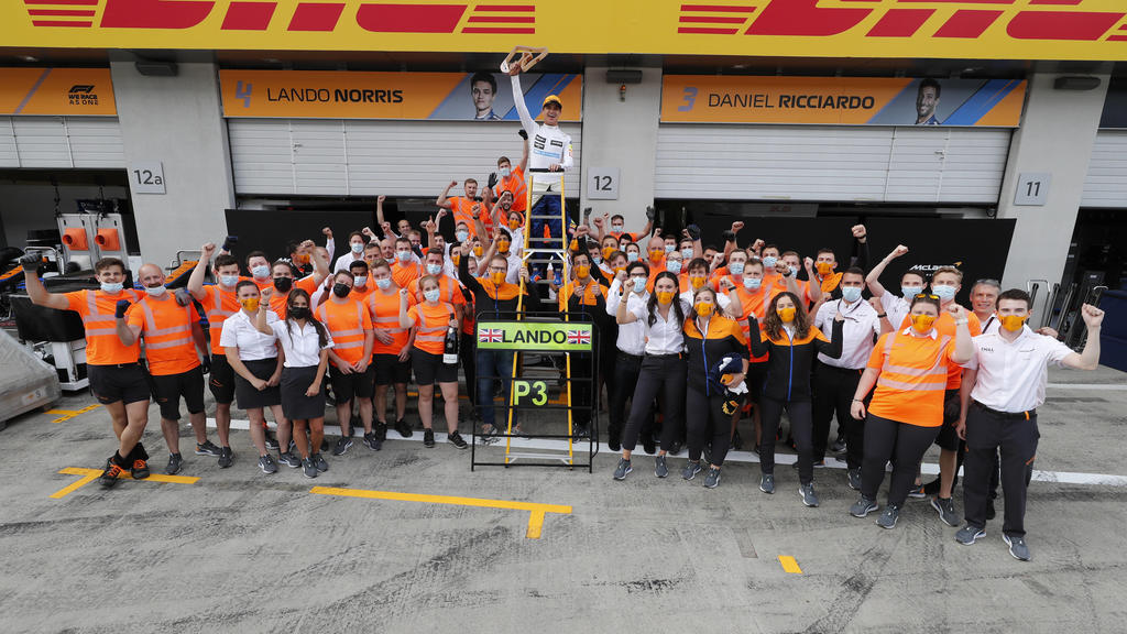 Formula 1 2021: Austrian GP RED BULL RING, AUSTRIA - JULY 04: Lando Norris, McLaren, 3rd position, Daniel Ricciardo, McLaren, Andreas Seidl, Team Principal, McLaren, and the McLaren team celebrate during the Austrian GP at Red Bull Ring on Sunday Ju