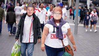 Fans tragen David-Beckham- und Ed-Sheeran-Maske beim 2. Halbfinalspiel der EM 2020.