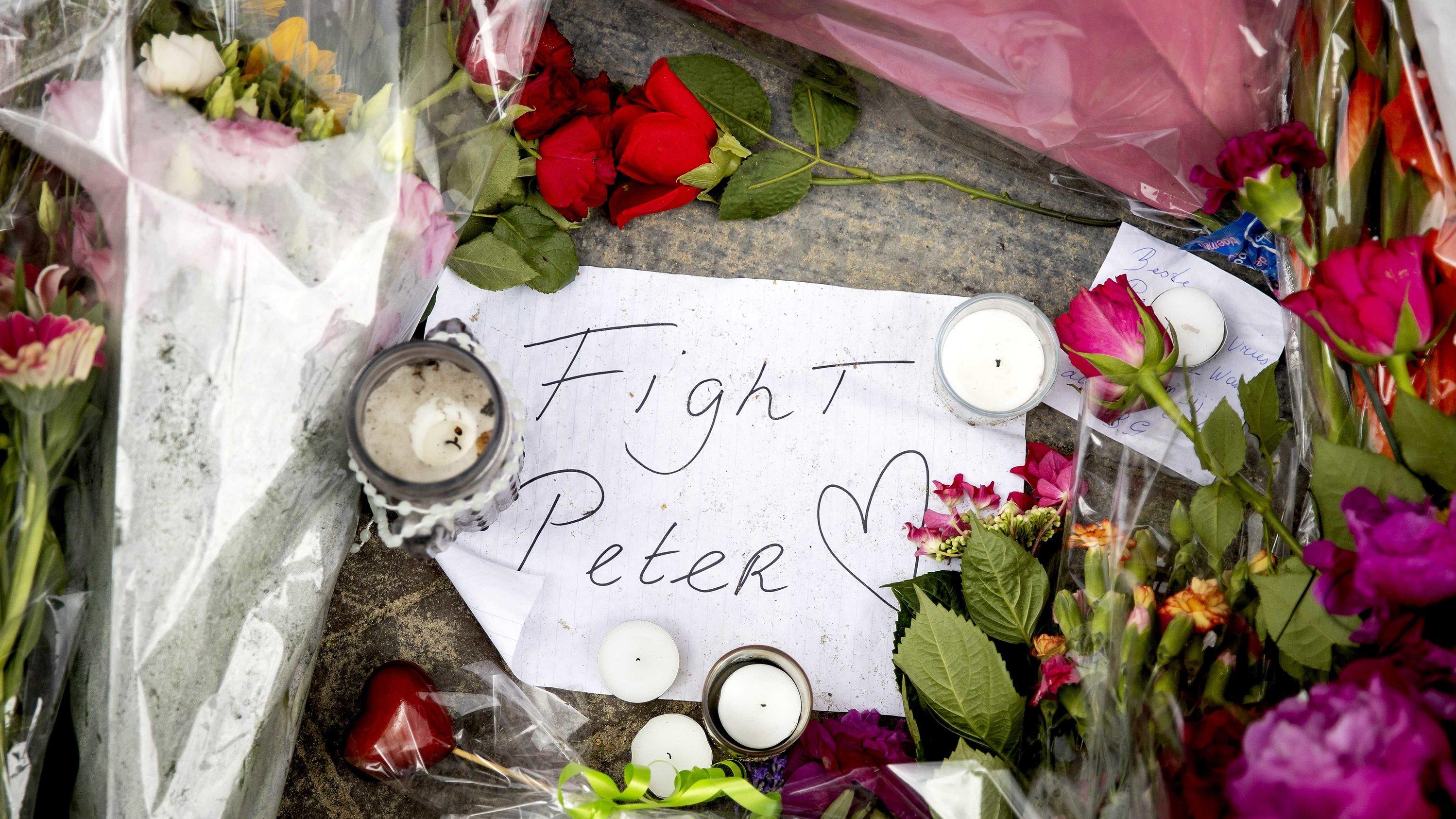 Anschlag auf Kriminalreporter in Amsterdam: Dort, wo Peter de Vries niedergeschossen wurde, haben Menschen Blumen niedergelegt. Zur Stunde ringt der 64-Jährige in einem Krankenhaus mit dem Tod.