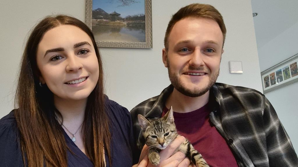 Katzenbesitzer mit ihrer Katze Toulouse