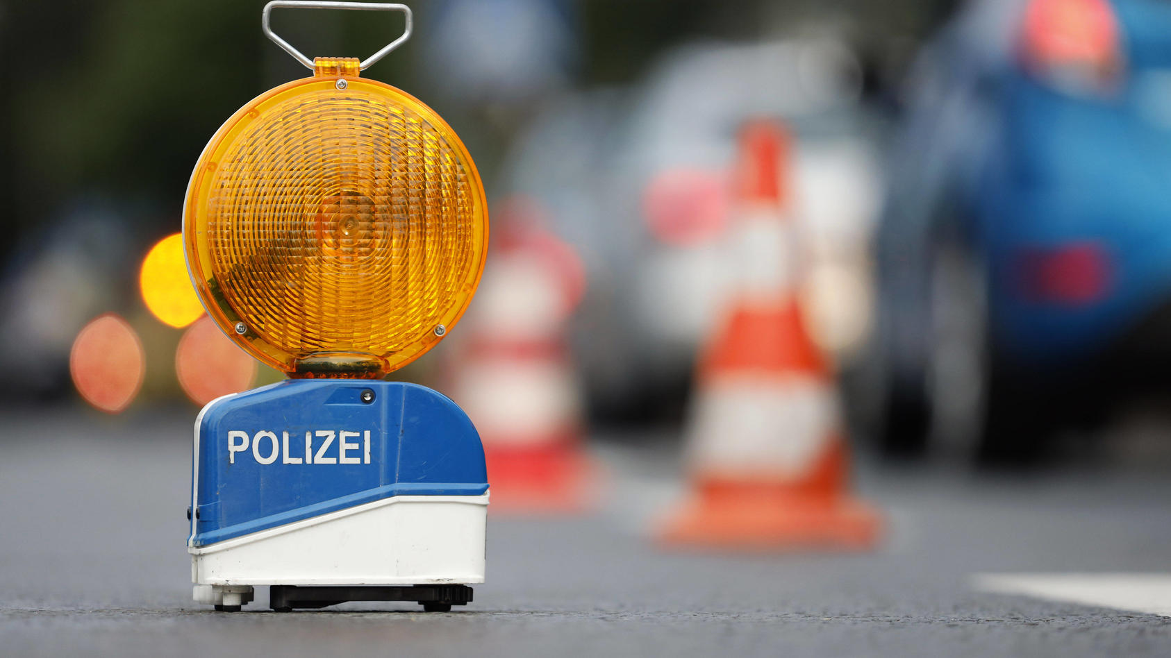 Symbolbild: Polizei sperrt Fahrbahn ab.