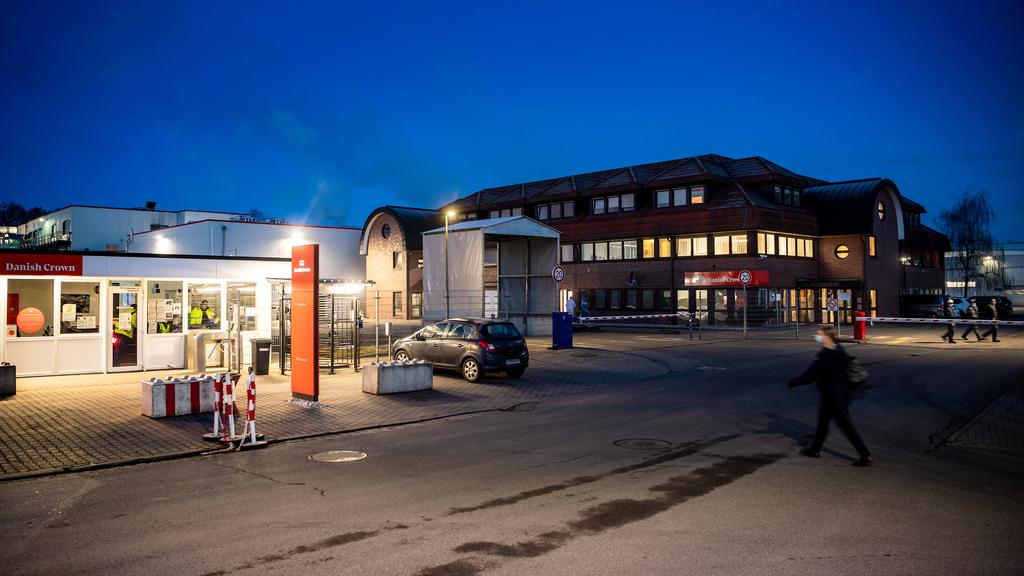 Mitarbeiter laufen über das Gelände vom Unternehmen "Danish Crown". (Symbolbild)