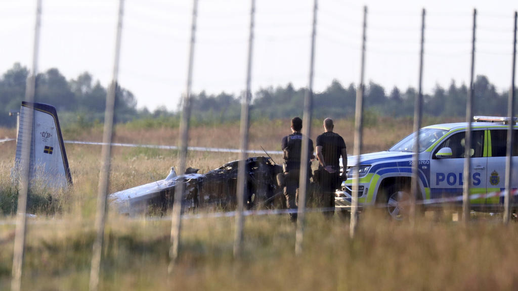 08.07.2021, Schweden, Örebro: Polizei und Rettungsdienste sind am Ort des Absturzes eines Kleinflugzeugs auf dem Flughafen Örebro im Einsatz. Beim Absturz eines Kleinflugzeugs sind in Schweden mehrere Menschen ums Leben gekommen. Die Maschine sei am
