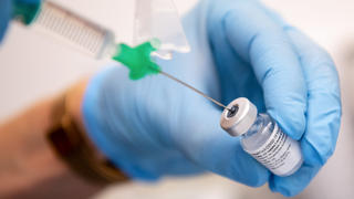 ARCHIV - 30.12.2020, Bayern, Gauting: Eine Klinik-Mitarbeiterin zieht den Covid-19 Impfstoff von Biontech/Pfizer für eine Impfung auf eine Spritze.     (zu dpa "Corona-Impfung: Wie man die Zögerlichen und Unsicheren erreicht") Foto: Sven Hoppe/dpa +++ dpa-Bildfunk +++