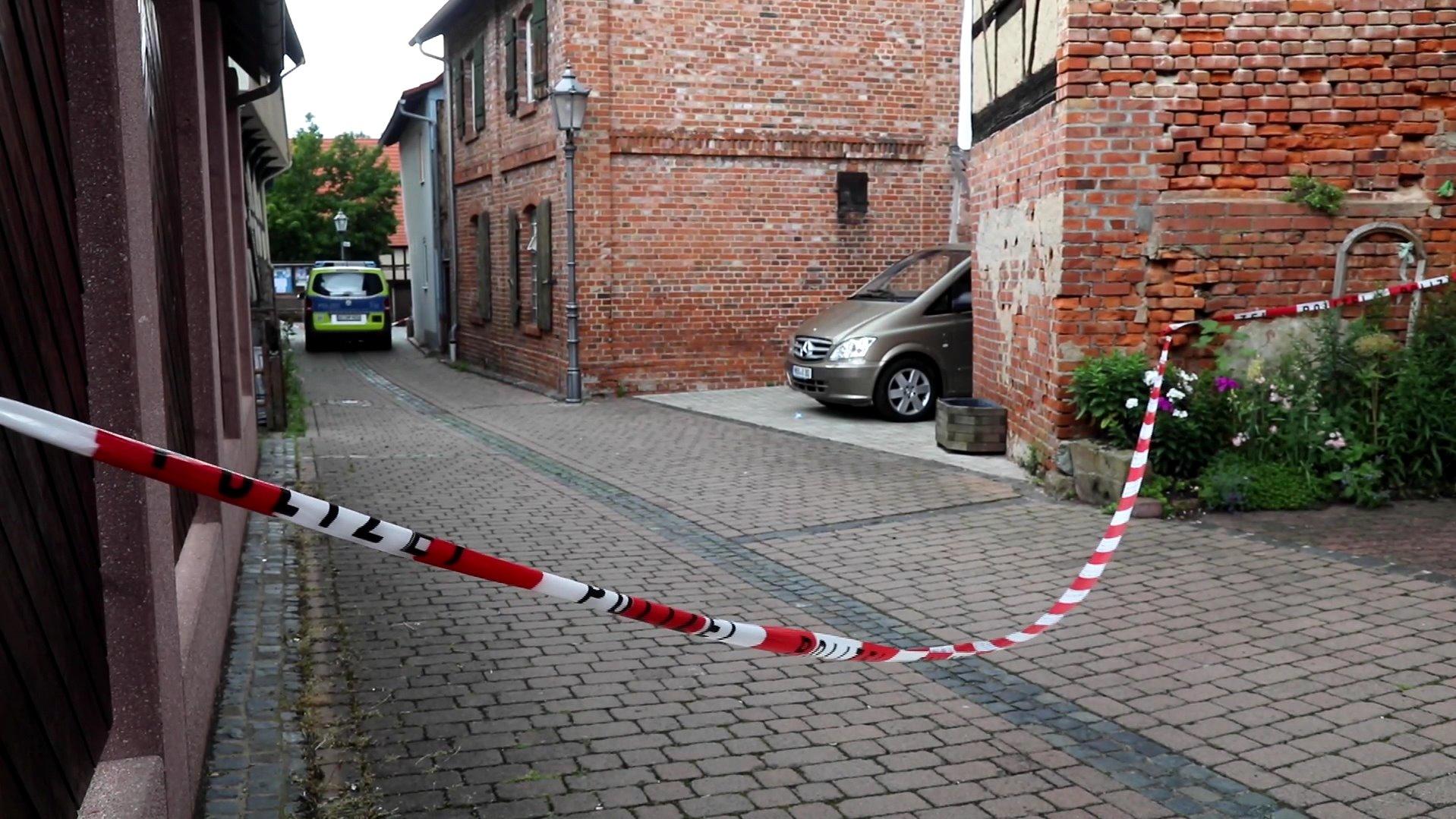 Polizei und Spurensicherung sperrten den Tatort ab.