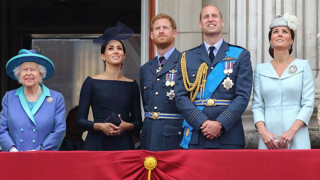 Queen Elizabeth II, Prinz Harry, Duke of Sussex und seine Ehefrau Meghan, Duchess of Sussex und Prinz William, Duke of Cambridge und seine Ehefrau Catherine, Duchess of Cambridge bei der Feier zum 100. Geburtstag der Royal Air Force am 10.07.2018 am
