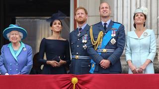 Queen Elizabeth II, Prinz Harry, Duke of Sussex und seine Ehefrau Meghan, Duchess of Sussex und Prinz William, Duke of Cambridge und seine Ehefrau Catherine, Duchess of Cambridge bei der Feier zum 100. Geburtstag der Royal Air Force am 10.07.2018 am Buckingham Palace in London 100th Anniversary of the Royal Air Force at Buckingham Palace in London, 2018 *** Queen Elizabeth II Prince Harry Duke of Sussex and his wife Meghan Duchess of Sussex and Prince William Duke of Cambridge and his wife Catherine Duchess of Cambridge at the 100th anniversary of the Royal Air Force on 10th 07 2018 at Buckingham Palace in London 100th Anniversary of The Royal Air Force at Buckingham Palace in London 2018 PUBLICATIONxINxGERxSUIxAUTxONLY  