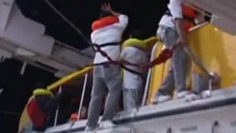 Neue Videoaufnahmen zeigen, wie Passagiere auf eigene Faust in Rettungsboote steigen.