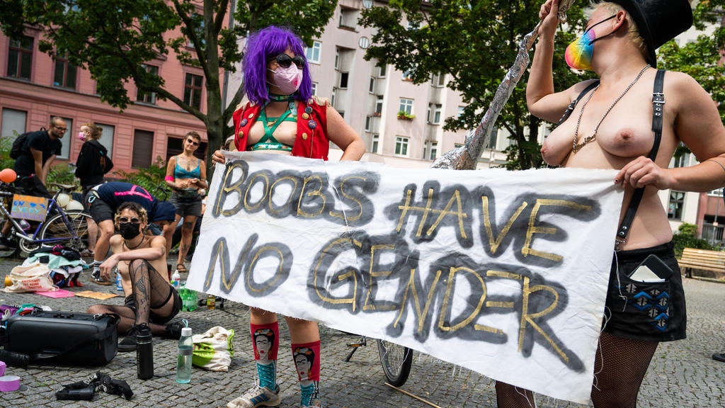 10.07.2021, Berlin: Teilnehmer einer Fahrraddemo unter dem Motto «No Nipple is free until all Nipples are free!» tragen ein Transparent mit der Aufschrift „boobs have no gender“. Die Demonstration ist eine Reaktion auf einen Polizeieinsatz bei dem si