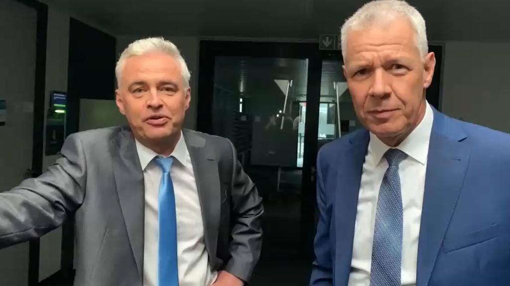 Andreas von Thien (l.) und Peter Kloeppel moderierten trotz Stromausfalls einfach weiter.