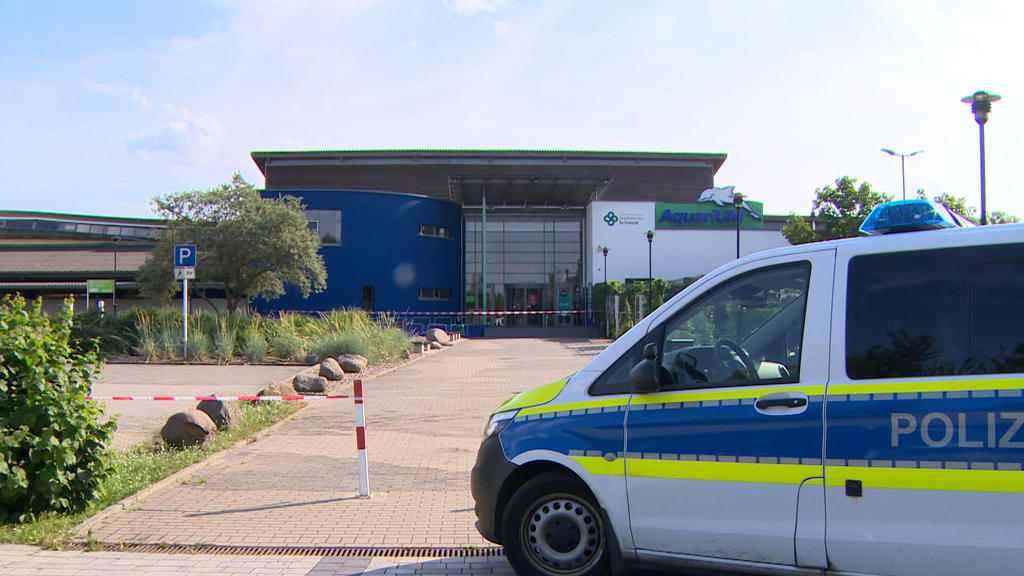 Die Polizei sperrte das Areal um das Schwimmbad ab.
