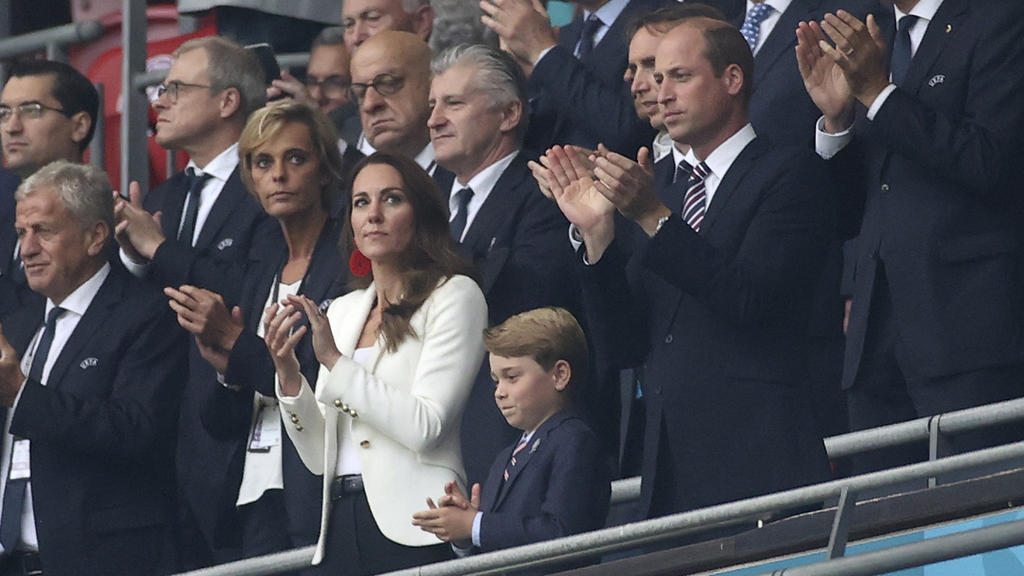 Herzogin Kate, Sohn George und Prinz William beim EM-Finale