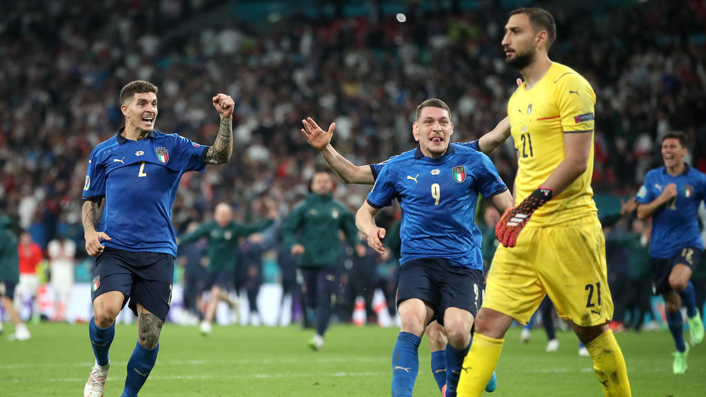 Hey Gigi, wir sind Europameister! Gianluigi Donnarumma wusste zunächst scheinbar gar nicht, dass er und sein Team den Pokal gewonnen hatten.