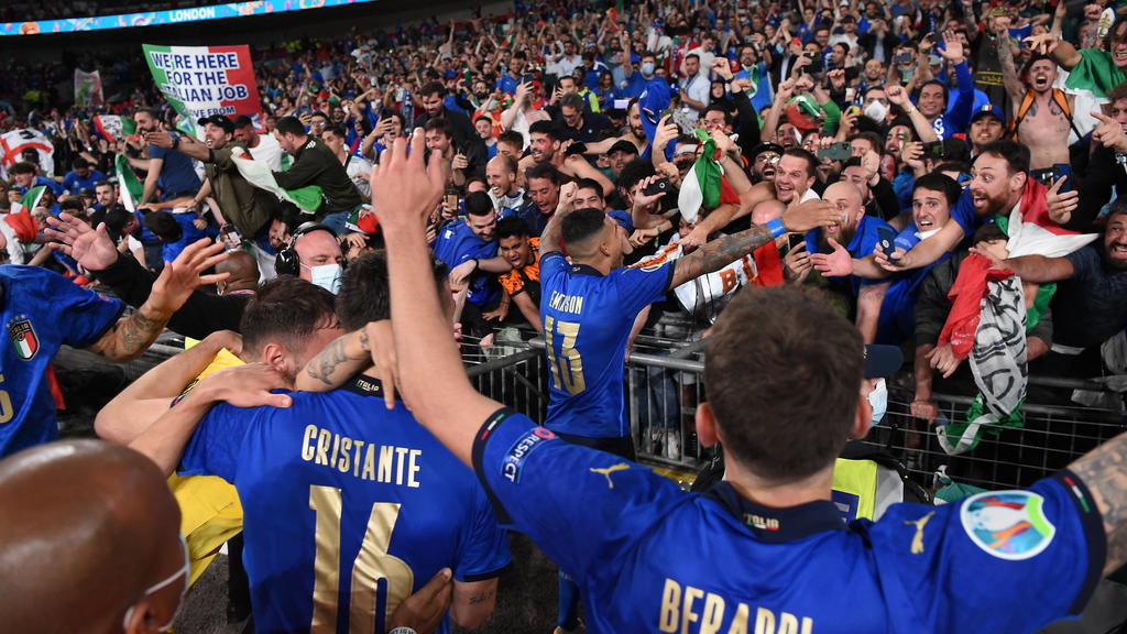 11.07.2021, Großbritannien, London: Fußball: EM, Italien - England, Finalrunde, Finale im Wembley Stadion. Italien feiert den Sieg im Finale mit den Fans. Italien gewinnt das Finale im Elfmeterschießen mit 3:2 und ist Fußball-Europameister. Foto: A