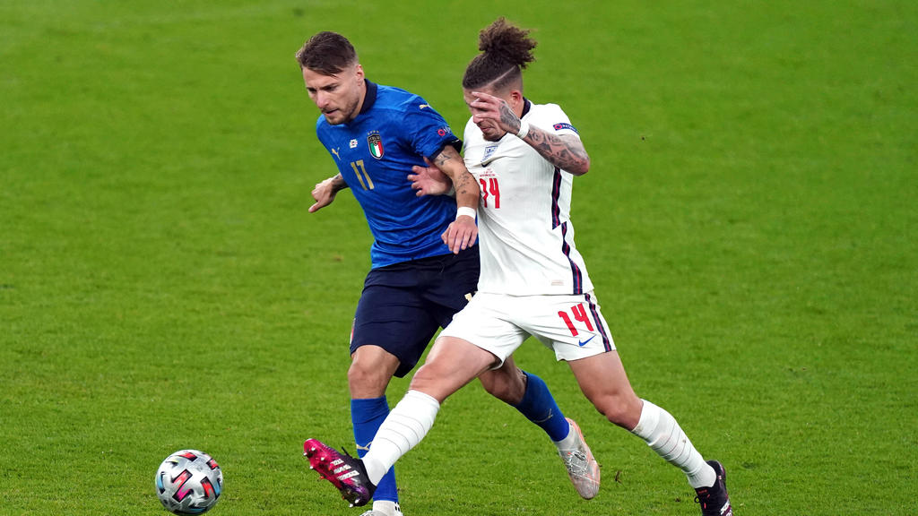 Italy v England - UEFA EURO, EM, Europameisterschaft,Fussball 2020 Final - Wembley Stadium Italy s Ciro Immobile left and England s Kalvin Phillips right battle for the ball during the UEFA Euro 2020 Final at Wembley Stadium, London. Picture date: Su