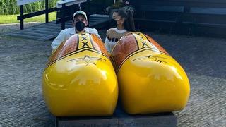 Ariana Grande und ihr Mann Dalton Gomez mit Masken in zwei riesigen Holzschuhen