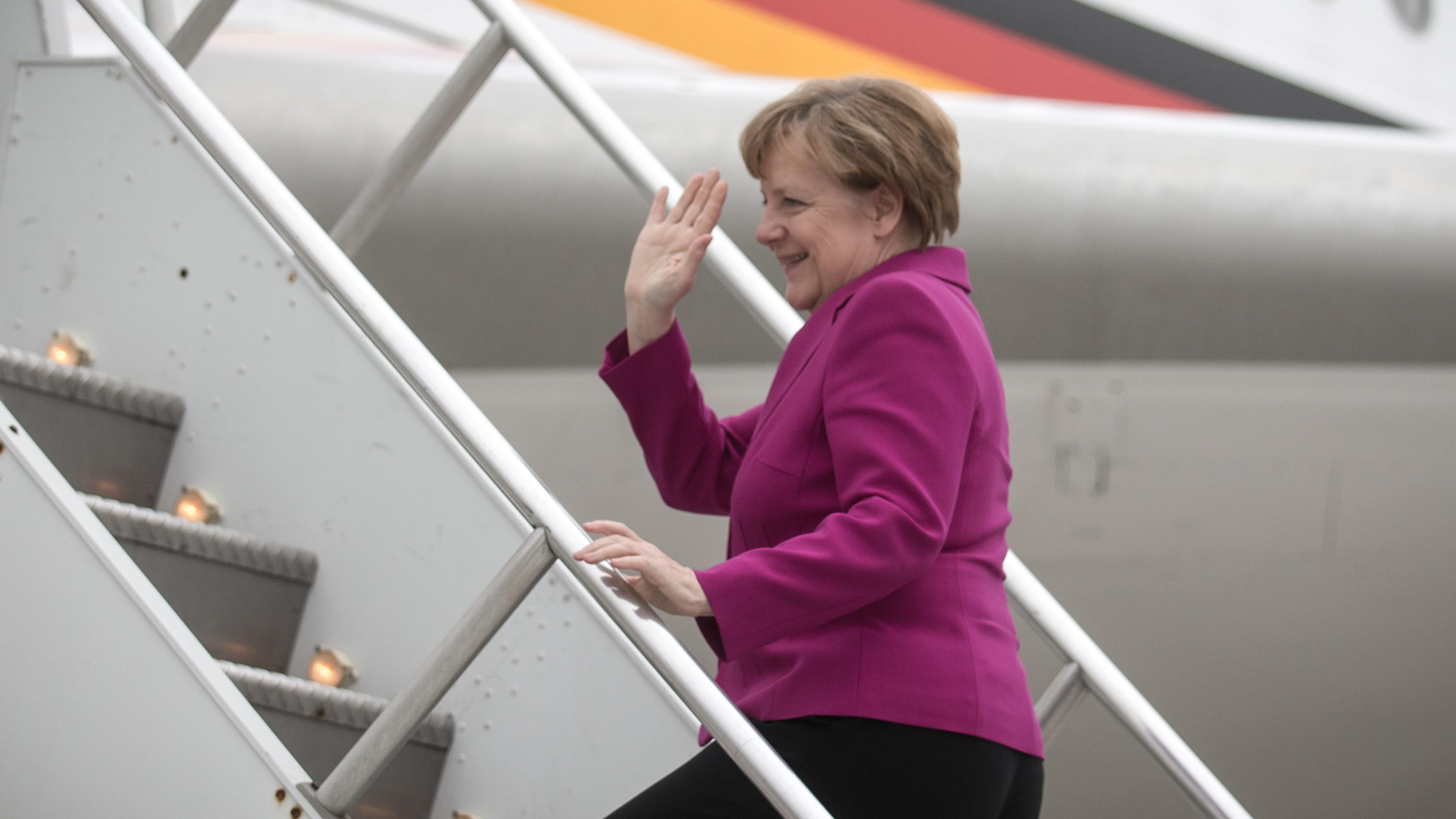 ARCHIV - 08.02.2015, USA, Washington: Bundeskanzlerin Angela Merkel (CDU) steigt in den Airbus A340 «Theodor Heuss» der Flugbereitschaft der Luftwaffe der Bundeswehr. Merkel macht sich diese Woche auf, zu einem Arbeitsbesuch in den USA. (zu dpa: «Bid