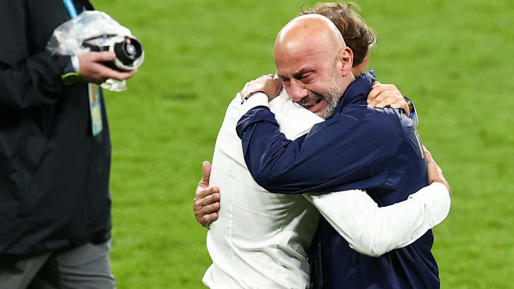dpatopbilder - 11.07.2021, Großbritannien, London: Fußball: EM, Italien - England, Finalrunde, Finale im Wembley-Stadion. Fußball: EM, Italien - England, Finalrunde, Finale im Wembley-Stadion. Italiens Trainer Roberto Mancini (l) und Gianluca Vialli,