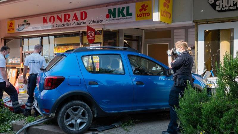 Senior kracht bewusstlos in Schaufenster