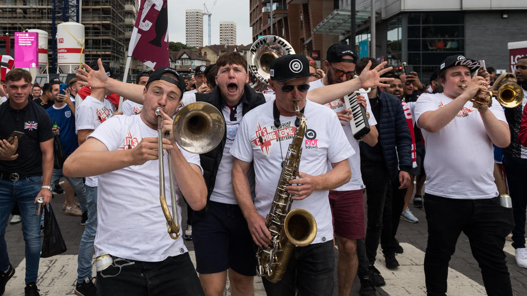 Symbolbild: Englische Fans feiern friedlich