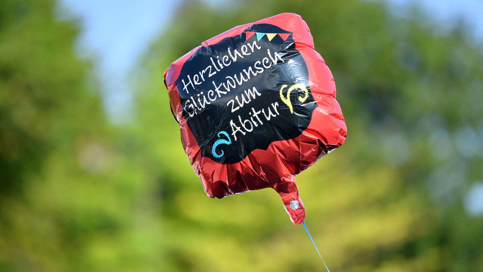 ARCHIV - 11.07.2020, Thüringen, Apolda: «Herzlichen Glückwunsch zum Abitur» steht auf einem Gasballon. (zu dpa «Thüringer Abiturienten erhalten ihre Zeugnisse») Foto: Martin Schutt/dpa-Zentralbild/dpa +++ dpa-Bildfunk +++