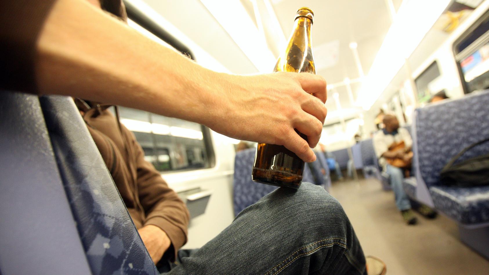 ILLUSTRATION - Ein Mann trinkt am Montagabend (29.08.2011) in einer U-Bahn in Hamburg eine Flasche Bier. Ab dem 1. September gilt auf allen U- und S-Bahnen, Bussen sowie den Bahnhöfen des Hamburger Verkehrsverbunds (HVV) ein striktes Alkoholverbot. F