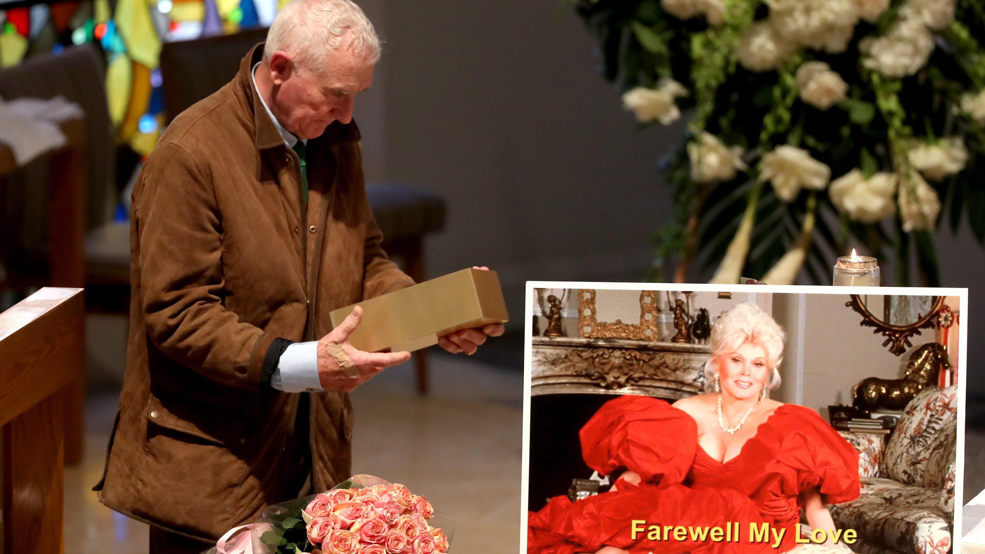 Frédéric Prinz von Anhalt verabschiedet sich von seiner verstorbenen Ehefrau bei der Trauerfeier im Dezember 2016.
