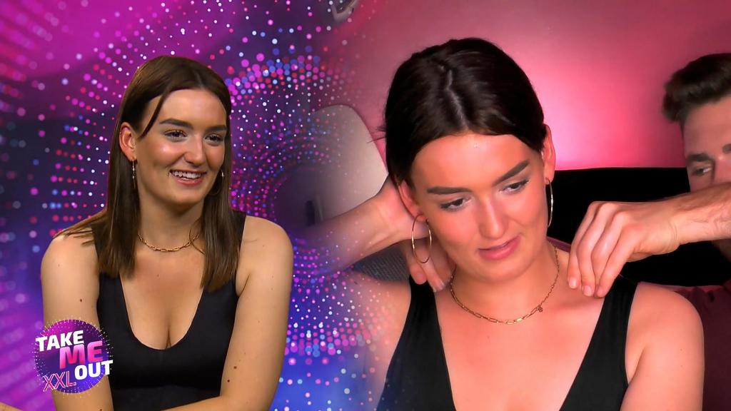 So lässt es sich doch ganz gut leben, oder? „Take Me Out XXL“-Kandidat Colin zeigt Emily, was er mit seinen Händen so alles kann.