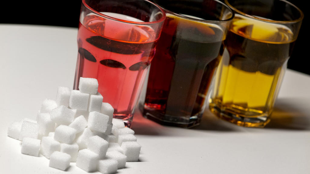 Ungefähr 35 Stück Würfelzucker sind in einem Liter Cola.
